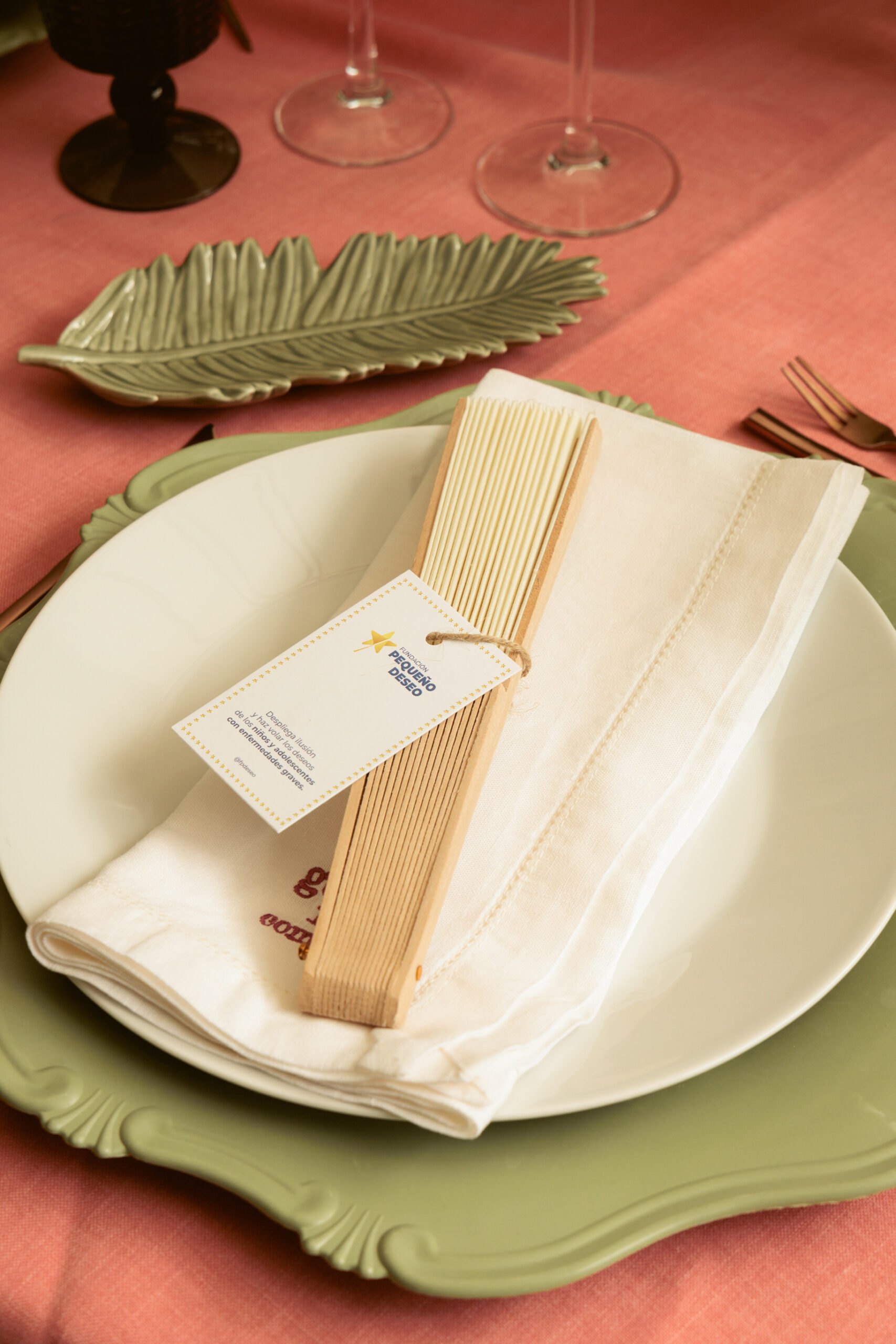 Detalle del pack abanicos (10 uds) para bodas y eventos solidarios | Pack abanicos (10 uds) presentado como regalo solidario - 3
