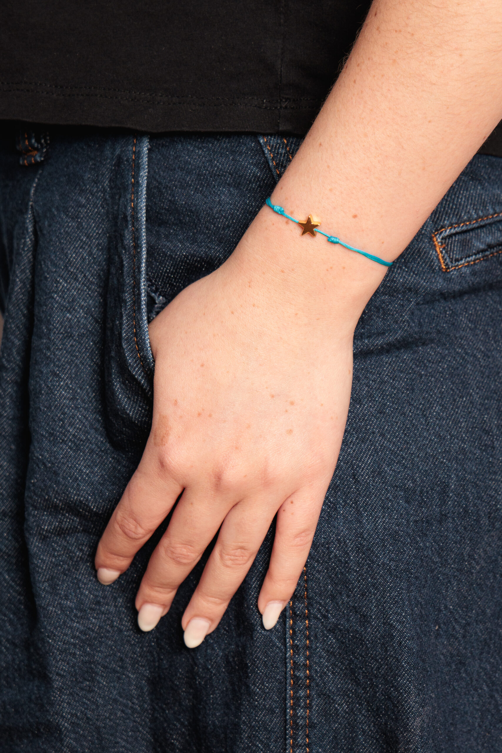 Detalle del pack pulsera hilo colores para bodas y eventos solidarios | Pack Pulsera hilo colores presentado como regalo solidario - 5