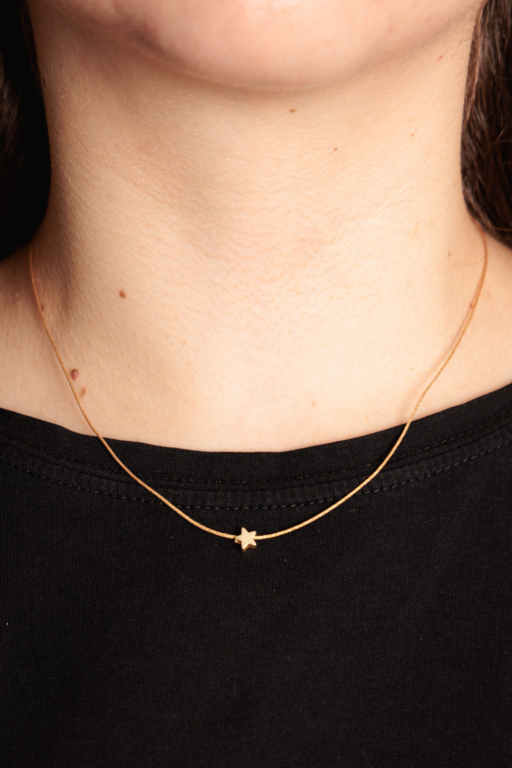Detalle del collar solidario para bodas y eventos solidarios | Collar solidario presentado como regalo solidario