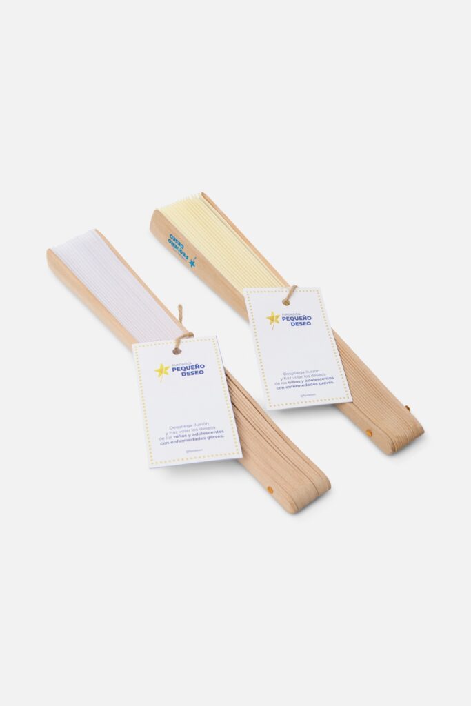 Detalle del pack abanicos (10 uds) para bodas y eventos solidarios | Pack abanicos (10 uds) presentado como regalo solidario