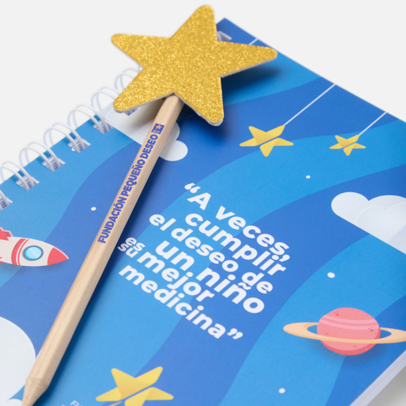 Detalle del cuaderno y lápiz para bodas y eventos solidarios | Cuaderno y lápiz presentado como regalo solidario