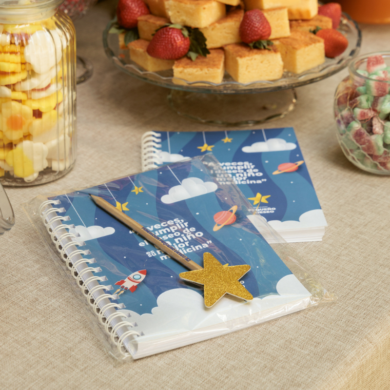 Detalle del cuaderno y lápiz para bodas y eventos solidarios | Cuaderno y lápiz presentado como regalo solidario - 2