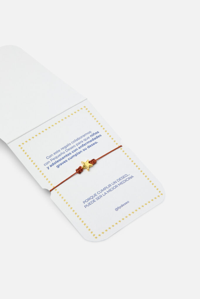 Detalle del pulsera solidaria hilo marrón para bodas y eventos solidarios | Pulsera premium hilo marrón presentado como regalo solidario