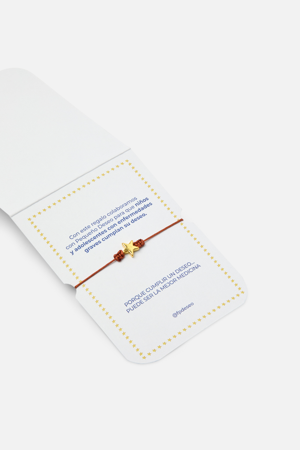 Detalle del pulsera solidaria hilo marrón para bodas y eventos solidarios | Pulsera premium hilo marrón presentado como regalo solidario
