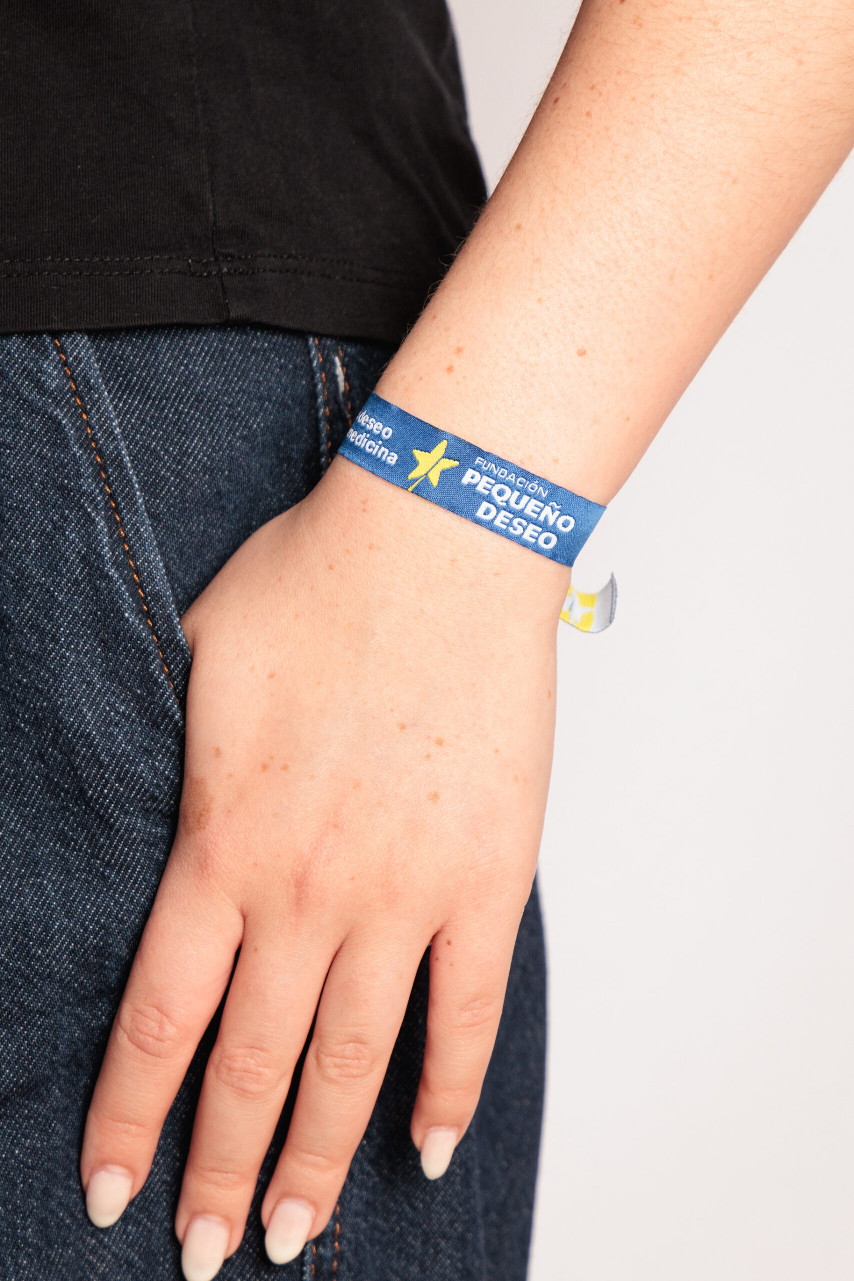 Detalle de la pulsera tela para bodas y eventos solidarios | Pulsera tela presentado como regalo solidario - 1