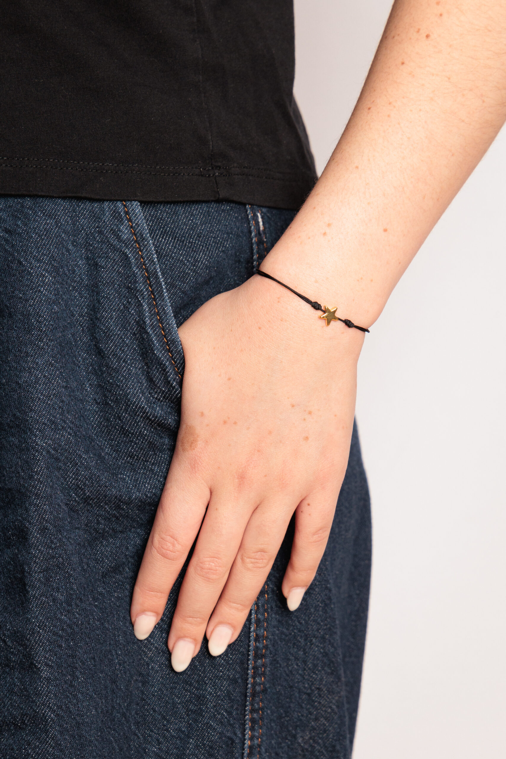 Detalle del pulsera hilo colores para bodas y eventos solidarios | Pulsera hilo colores presentado como regalo solidario